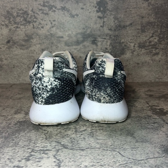 Nike Roshe Run Running Shoes 844958-101 Womens sz 10 - black/white - Picture 4 of 6